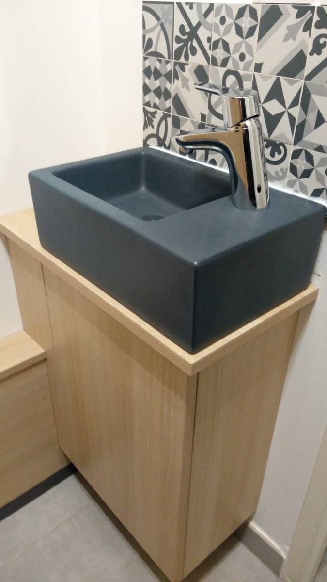 Installation d'un lave-mains dans un WC avec création d'un aménagement par AEJ Marseille